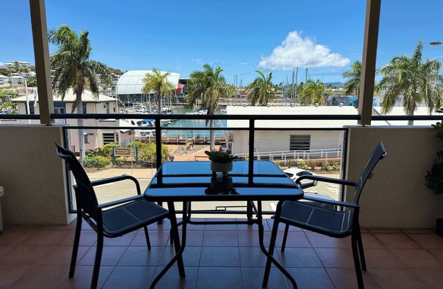 Marina View Apartment - Steps Away from CBD