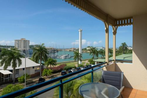 Marina View Apartment - Steps away from CBD, Ferry & Stadium