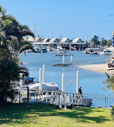 Marina Views - Family friendly by Custom Bnb Hosting
