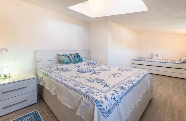 'Marine Style Apartment' with Mountain View, Whirlpool & A/C