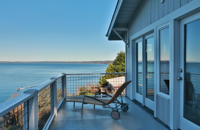 Marine View Bluff by AvantStay | Waterfront Views
