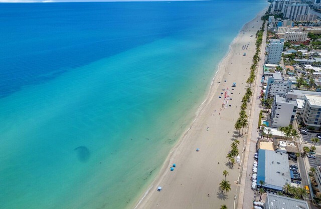 MARINER M36 · Awesome 1 Bedroom Steps away from the beach!