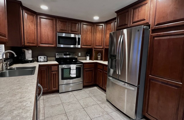Marions Hideaway- Come relax in this private but close to town home!