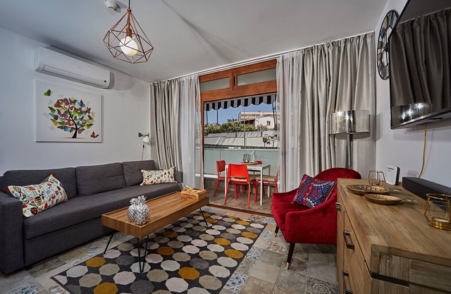 Mariposa Apartment, Yumbo 200 m, Beach 400m, WiFi, Pool, Towels