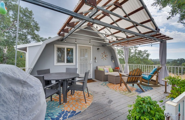 Mariposa Home: Furnished Patio & Sierra Mtn Views