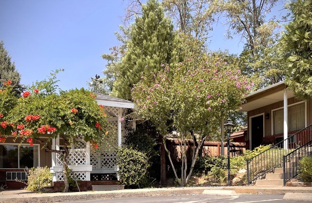 Mariposa Lodge