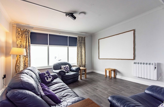 Maritime House: 4BR for 10 Near City Centre