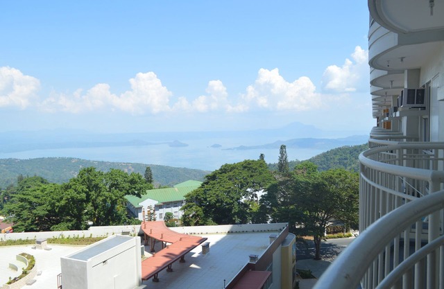 Mark's 1-BR Condo with Taal View