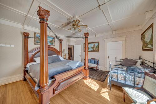 Marmora and Lake Inn Honeymoon Suite