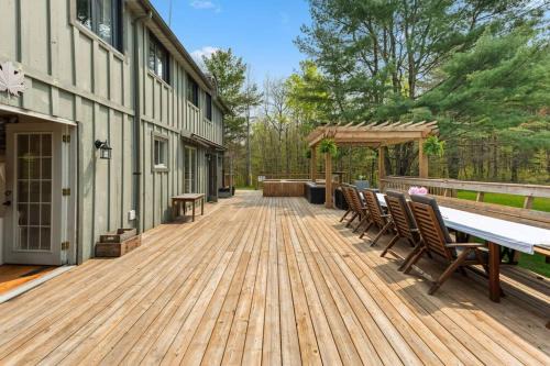 Marmora Retreat - Unique Waterfront Farmhouse