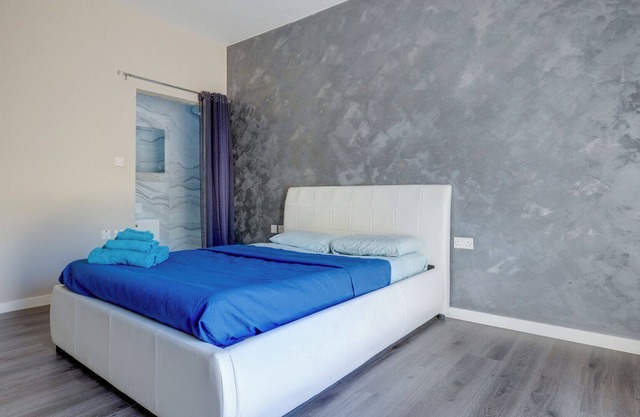 Marsaskala. 3 double bed fast wi-fi easy parking Gym .Smart Tvs In Rooms. AC .