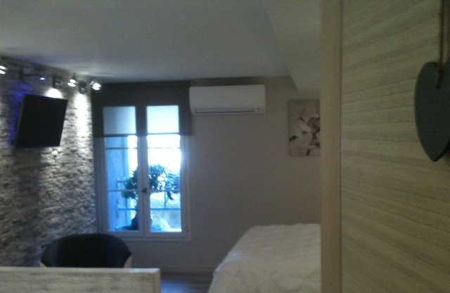MarseilleCity - Deluxe Room "Courtyard Side 1"