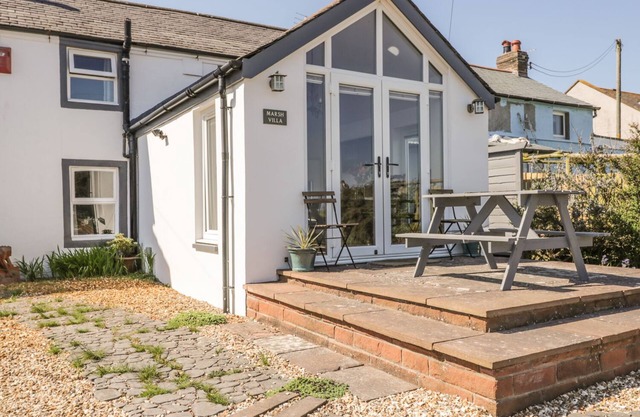 MARSH VILLA, pet friendly, with open fire in Silloth