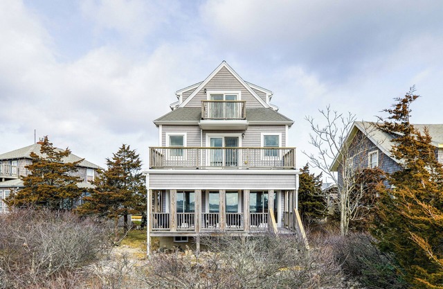 Marshfield Home w/4 Decks & Private Beach Access!