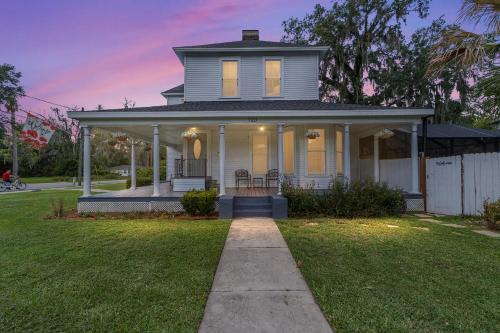 Martin B- historic district apt with pool