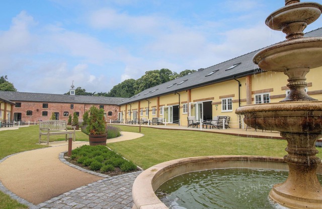 MARTINGALE COTTAGE, pet friendly, with a garden in West Felton