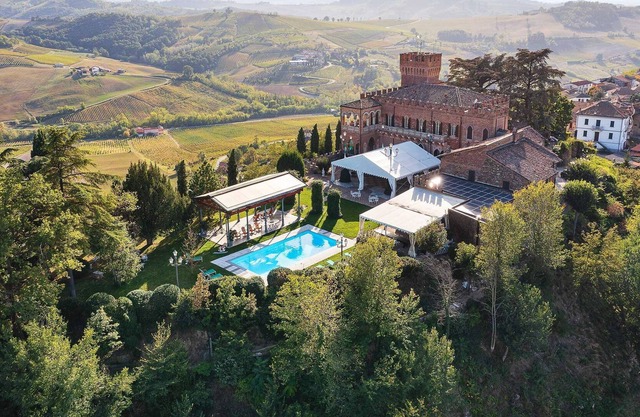 Marvellous castle with pool overlooking the vineyards! - Castello Mornico 12 PAX