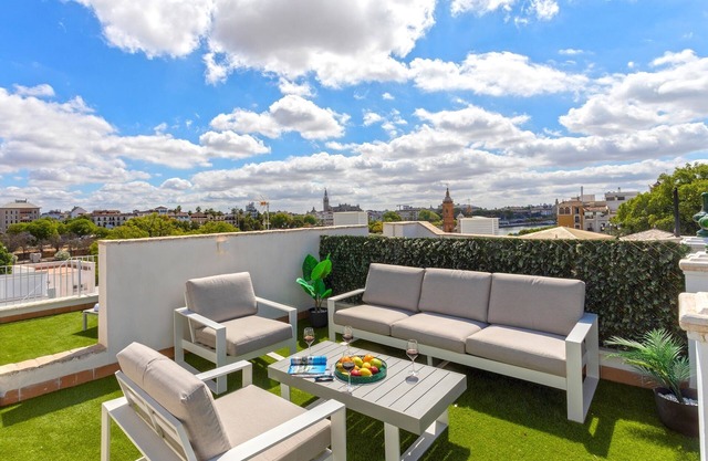 Marvelous penthouse with 3 terraces in Triana. Castilla III