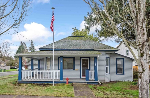 Marvelous Single Level Home in Central Newberg, Fire-Table, Covered Patio, Seven Blocks to Downtown