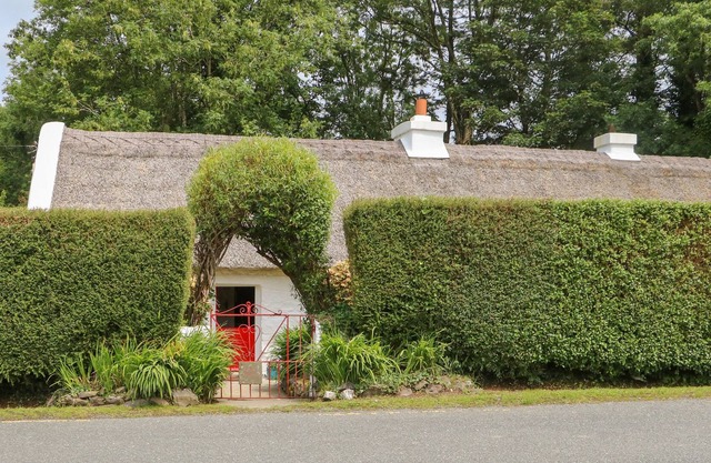 MARY ROSE COTTAGE, pet friendly in Castleisland, County Kerry