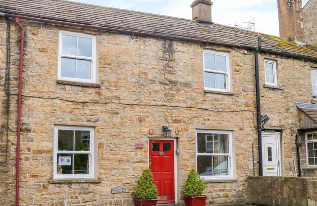 MARY'S COTTAGE, pet friendly, character holiday cottage in Hawes