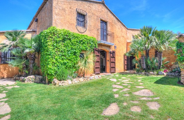 Masía Cal Mingo, charming villa set in nature, gardens with pool, near Sitges