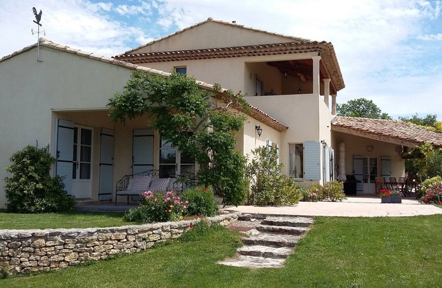 Mas beautiful benefits - 1100 m from Lacoste - direct view of the Luberon at 1km