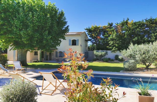 Mas Climatisé à 10mn de Saint-rémy-de-provence, Piscine Chauffée, 10 Couchages