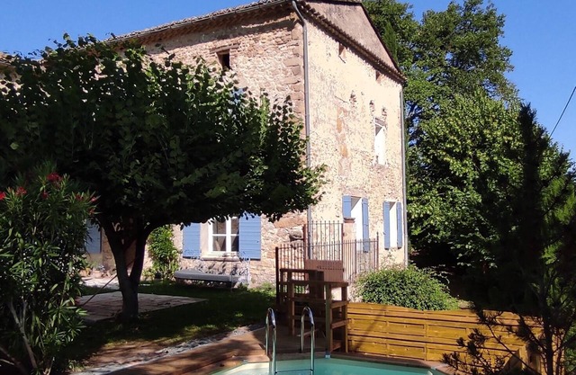 Mas contadin in Provence between vineyards and olive groves