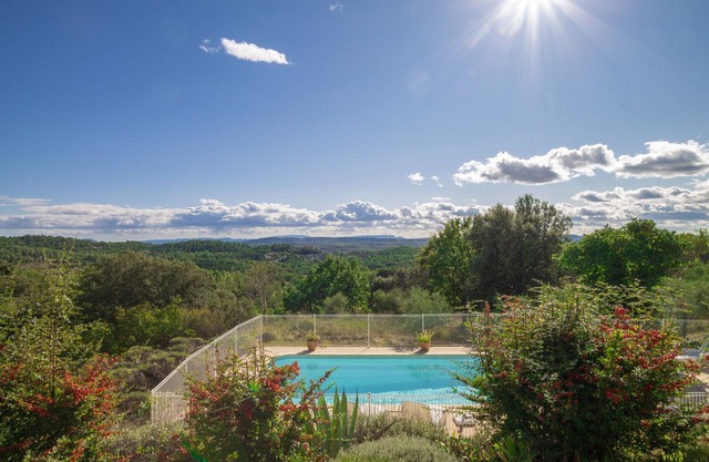 Mas de Rabasse, holidayhome with private pool and panoramic view on the Provence in La Verdière