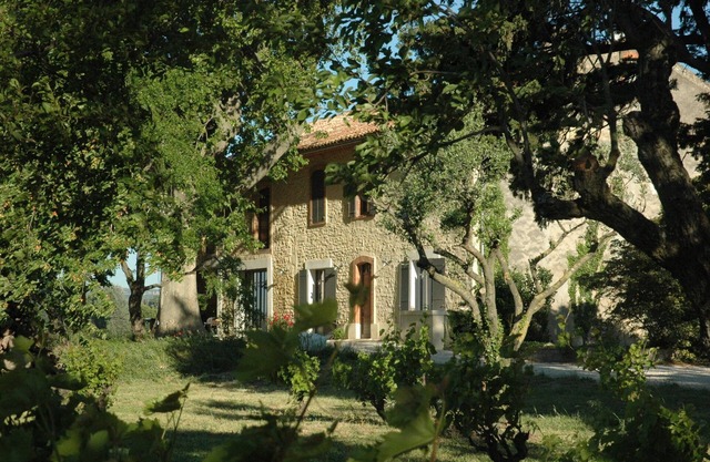 Mas in Provence surrounded by vineyards. Calm assured