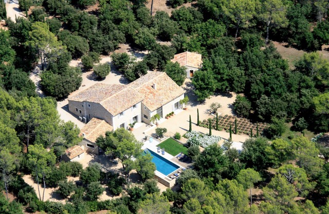 MAS PROVENÇAL DE PRESTIGE WITH SWIMMING POOL, NEAR GORDES AND ROUSSILLON