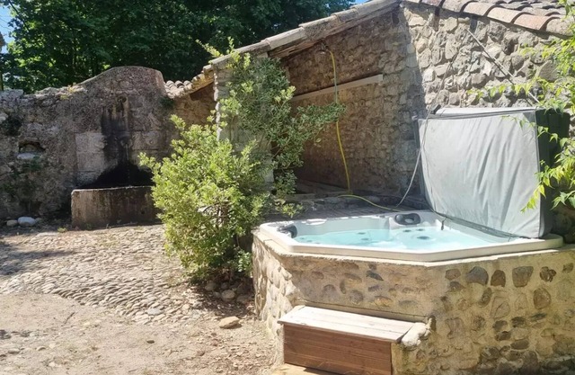 Mas Provençal Pour 13 Pers Avec son Jacuzzi et son Parc de 5000m2 à Sisteron 04