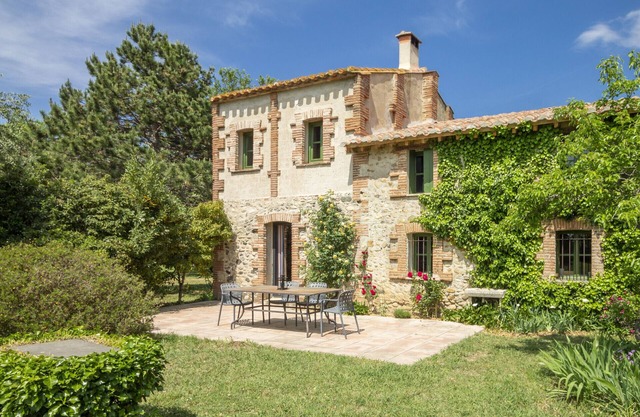 Mas Ronquet - with private swimming pool ideal for a walking or cycling holiday!