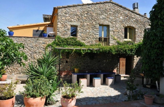 Masia Catalana con Pisicna y Cerca de Roses