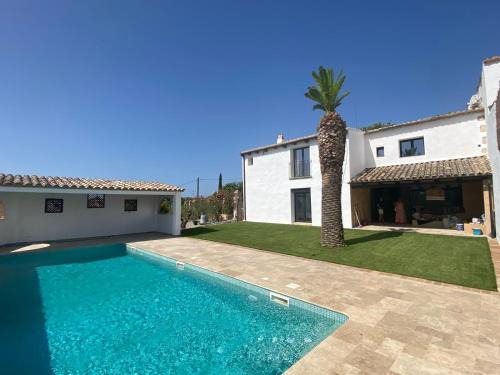 Masia Las Moreras autenticidad renovada 100 porcien a 10 minutos de Sitges en coche 12 huespedes Piscina Aire Aconc 6 Suites Apertura 15 Julio 2025