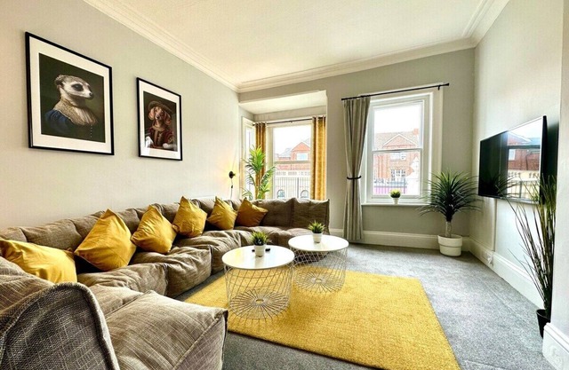 Massive 4 bedroom Duplex Apartment + Free Parking
