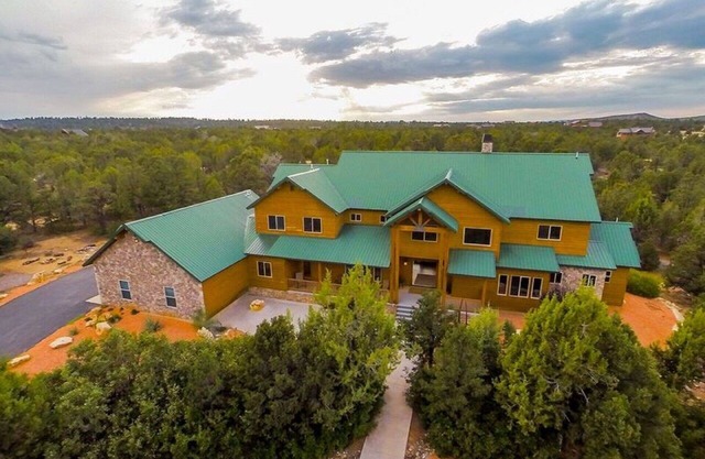 MASSIVE 9 BEDROOM LUXURY CABIN! PERFECT FOR REUNIONS AND RETREATS!