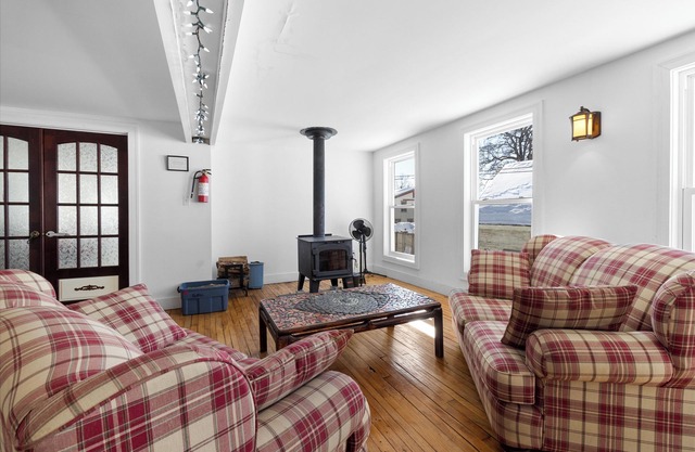 Massive Group Chalet w/Spa, fireplace, 9 Bedrooms, Huge Spaces – Up to 35