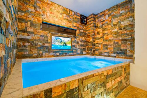 Massive Jacuzzi - 6 Bedroom with Private Bathroom - 1 block from LLeras P11