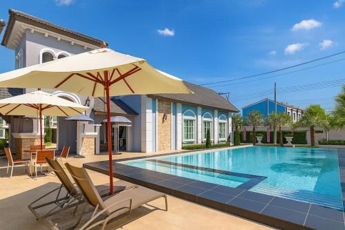 Massive Private 4BR Townhouse Pool& Gym Bangna