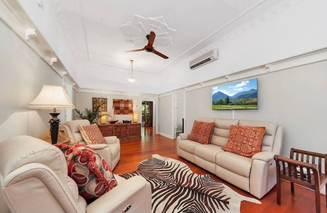 Masterfully Restored Queenslander Near Esplanade