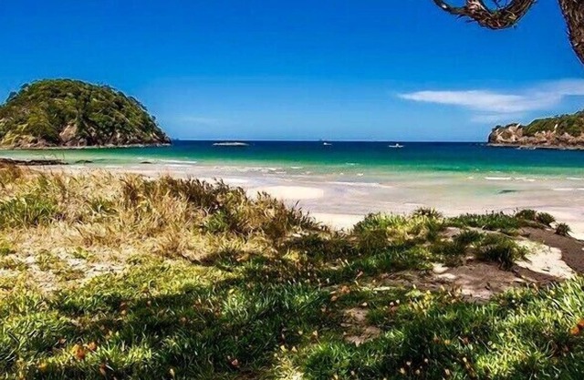 MATAPOURI DUNES - MATAPOURI HOLIDAY HOME, with a garden in Matapouri