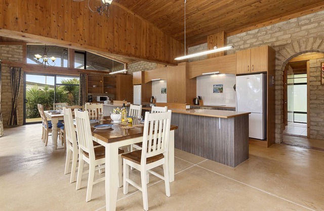 MATAPOURI EARTH CASTLE - MATAPOURI HOLIDAY HOME in Matapouri