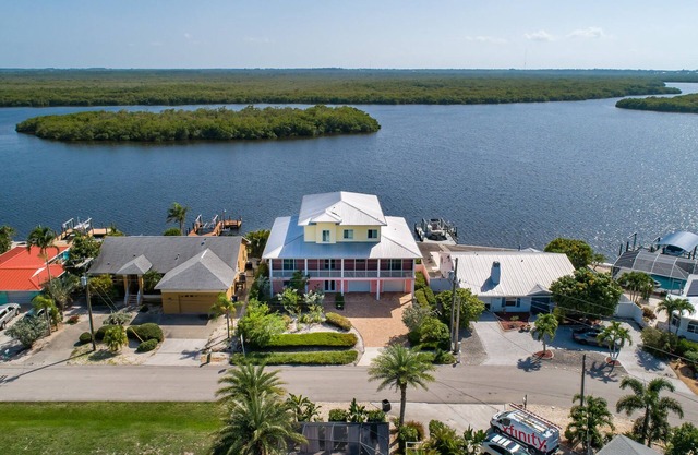 Matlacha/Cape Coral - Kokopelli House - a three-story Key West style residence