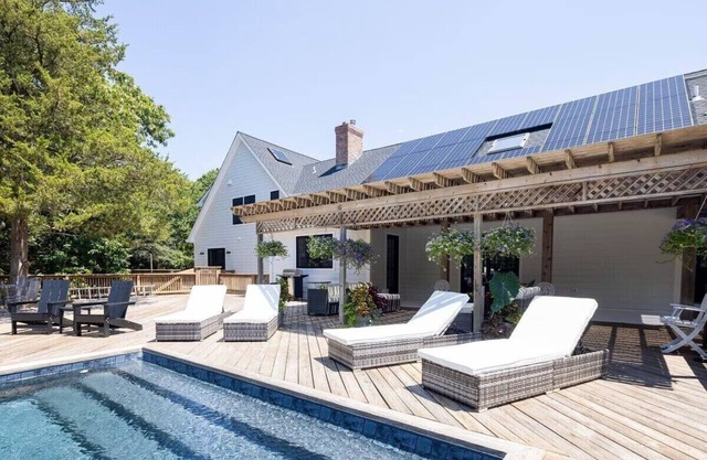 Mattituck Luxury Estate + Pool + 5 Bedrooms