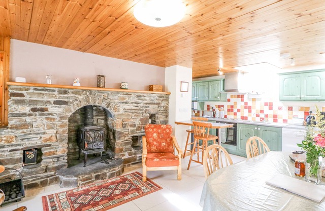 MAULNAGIRRA, pet friendly, with open fire in Leap, County Cork
