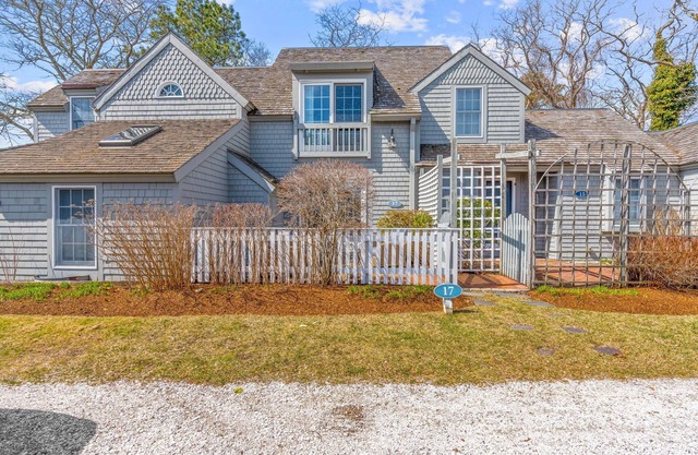 Maushop Village, 2-bedroom, 1.5 baths, Sleeps 4, A/C, patios & private beach