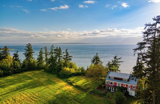 Maxwelton Aerie | Bluffside Retreat w/Sweeping Puget Sound Views + Firepit