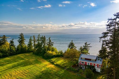 Maxwelton Aerie Bluffside Retreat w Sweeping Puget Sound Views Firepit